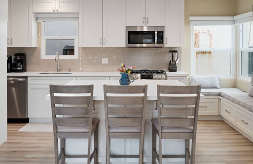 Beach Barber Tract Casa | Oceanfront at Windansea Beach- AC, Private Oceanfront Deck, Parking!