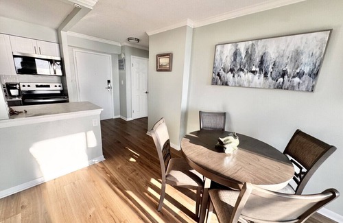 Northeast Virginia Beach Condominio | Oceanfront Balcony! Brand New Kitchen|Huge Bedroom