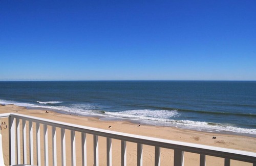 Northeast Virginia Beach Condominio | Oceanfront Balcony! Brand New Kitchen|Huge Bedroom