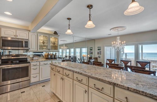 West Panama City Beach Condominio | BAJA SUBIDA, 1 ° PISO, CONDOMINIO FRENTE AL MAR, MEJORES VISTAS AL FRENTE AL MAR, TOP-OF-THE-LINE