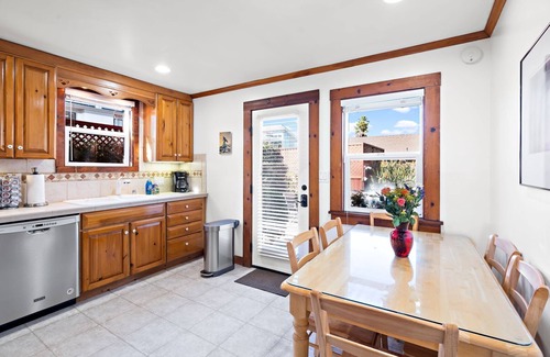 Opal Cliffs Casa | Oceanfront Beach Bungalow en Pleasure Point Surfing Beach!