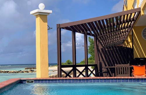 De Bruynewijk Condominio | Oceanfront Beach Chalet w Private Pool