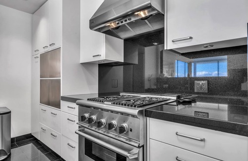 Los Angeles County Condominio | Oceanfront Bliss: Pool, Jacuzzi, No Highway Noise!