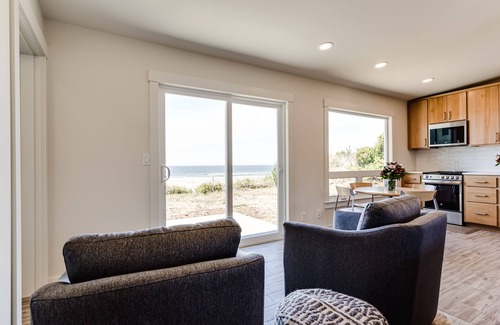 Florence Casa | Oceanfront Bungalow on Heceta Beach - fresh, bright and beautiful