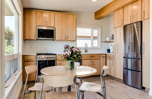 Florence Casa | Oceanfront Bungalow on Heceta Beach - fresh, bright and beautiful