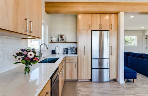 Florence Casa | Oceanfront Bungalow on Heceta Beach - fresh, bright and beautiful