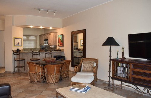 San Jose del Cabo Condominio | Oceanfront condo with unobstructed views of Costa Azul beach!