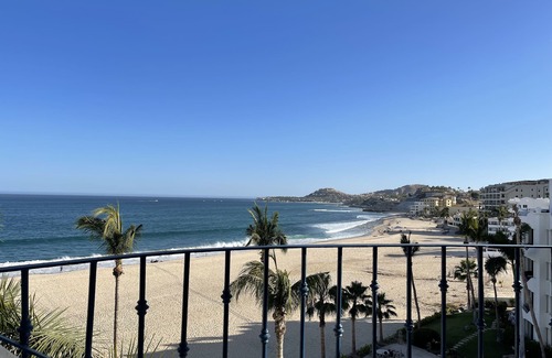 San Jose del Cabo Condominio | Oceanfront condo with unobstructed views of Costa Azul beach!