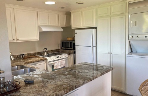 Solana Beach Condominio | Oceanfront Complex with Private Beach Access, Sleeps 10