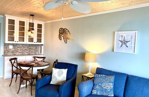 Fernandina Beach Condominio | Recién remodelado 2 camas KING Frente al mar Wifi gratuito TV de alta definición Piscina de agua salada