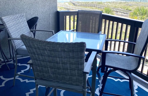 Fernandina Beach Condominio | Recién remodelado 2 camas KING Frente al mar Wifi gratuito TV de alta definición Piscina de agua salada