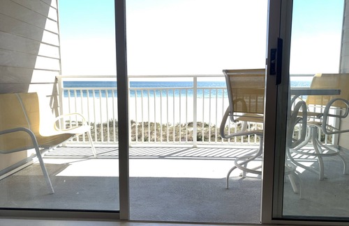 Ocean Isle Beach Condominio | Vea, escuche y sienta el océano desde su patio privado. Frente al mar 2 habitaciones / 2 baños