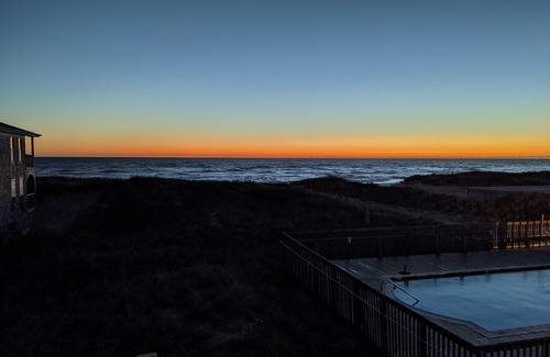 Kill Devil Hills Condominio | Frente al mar con piscina! ¡Observa a los delfines desde la terraza y camina hasta los restaurantes!