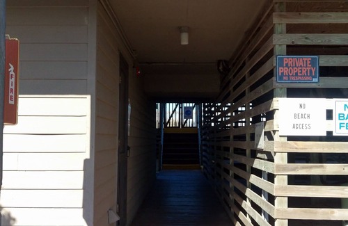 Kill Devil Hills Condominio | Frente al mar con piscina! ¡Observa a los delfines desde la terraza y camina hasta los restaurantes!