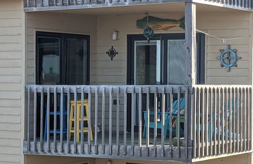 Kill Devil Hills Condominio | Frente al mar con piscina! ¡Observa a los delfines desde la terraza y camina hasta los restaurantes!