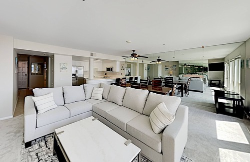 Imperial Beach Condominio | Oceanfront condo with direct beach access, pool, hot tub, & private balcony