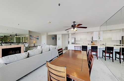 Imperial Beach Condominio | Oceanfront condo with direct beach access, pool, hot tub, & private balcony