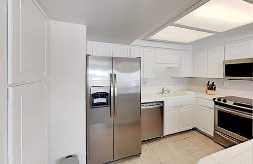 Imperial Beach Condominio | Oceanfront condo with direct beach access, pool, hot tub, & private balcony