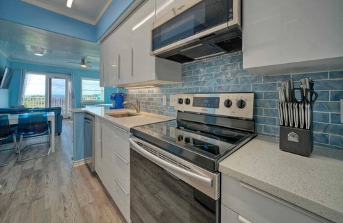 Port Aransas Cabaña | Oceanfront Condo w/ Private Balcony Pool + Tennis Bubbly Blew by Avantstay