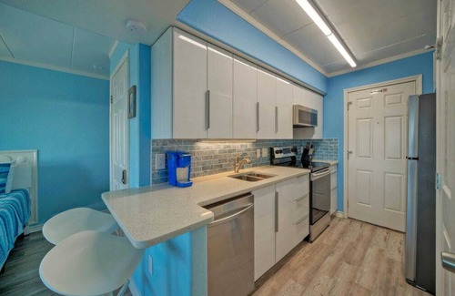 Port Aransas Cabaña | Oceanfront Condo w/ Private Balcony Pool + Tennis Bubbly Blew by Avantstay