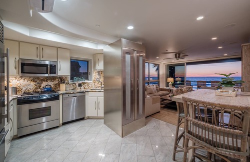 Mission Beach Casa | Oceanfront Condo w/ Private Roof Deck & High-End