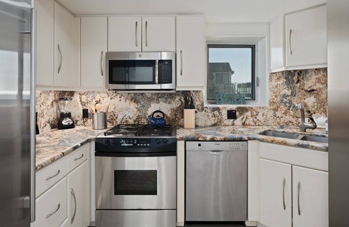 Mission Beach Casa | Oceanfront Condo w/ Private Roof Deck & High-End