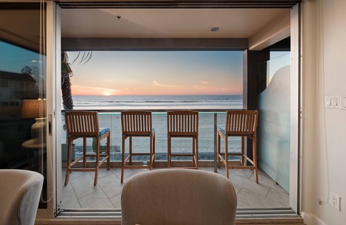 Mission Beach Casa | Oceanfront Condo w/ Private Roof Deck & High-End