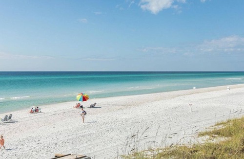 Panama City Beach Condominio | Oceanfront condo with scenic balcony! 1/2 Sleeps 6