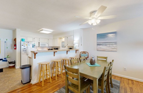 Rodanthe Condominio | Oceanfront condo with outdoor pool, W/D BBQ, and balcony