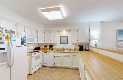 Rodanthe Condominio | Oceanfront condo with outdoor pool, W/D BBQ, and balcony