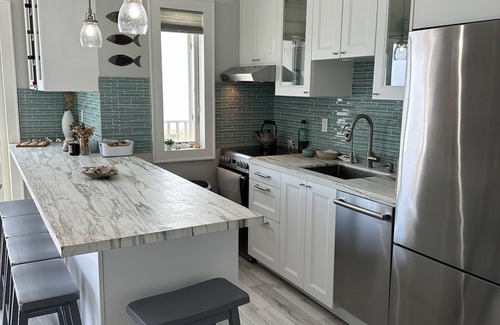 Montauk Condominio | Oceanfront Corner Unit Condo in Beautiful Montauk - steps to beach and town!