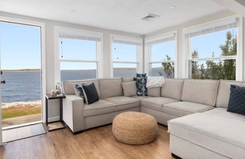 Portsmouth Cabaña | Oceanfront Cottage | Private Beach | AC | Kitchen