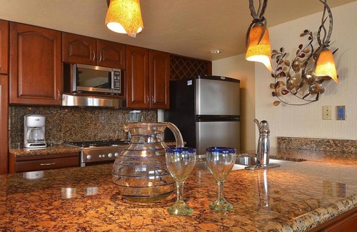 South Shore Hotel Area Condominio | Oceanfront Deluxe Condo...Steps to Sandy Beach!