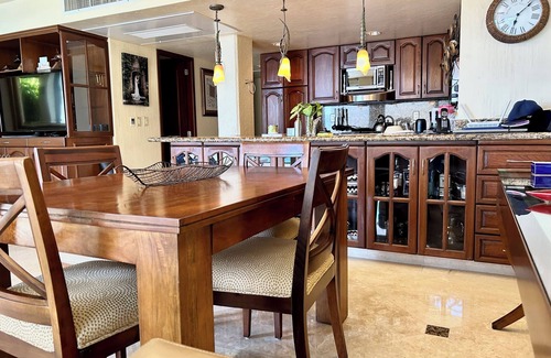 South Shore Hotel Area Condominio | Oceanfront Deluxe Condo...Steps to Sandy Beach!