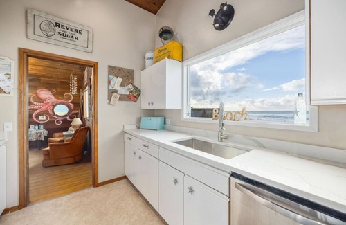 Gleneden Beach Casa | Oceanfront + Dogs + Hot Tub = Idyllic Beach House!