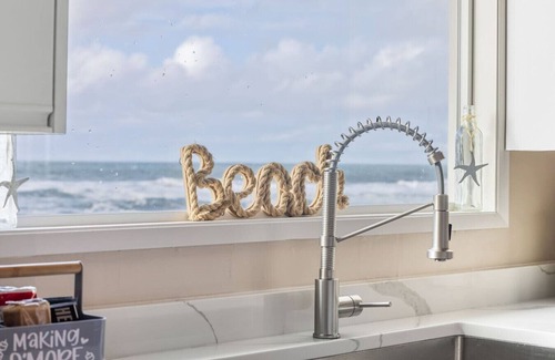 Gleneden Beach Casa | Oceanfront + Dogs + Hot Tub = Idyllic Beach House!