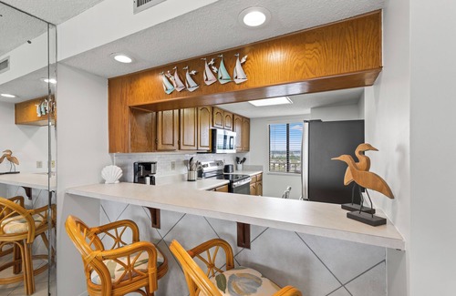 Lower Grand Lagoon Condominio | Oceanfront Escape Commodore 1002, 1BR Condo with Balcony & Seasonal Savings