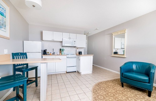 North Truro Apartamento | Oceanfront escape with full kitchen, bay-view balcony, AC & firepit