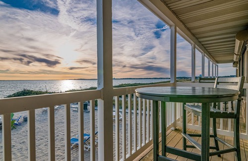North Truro Apartamento | Oceanfront escape with full kitchen, bay-view balcony, AC & firepit