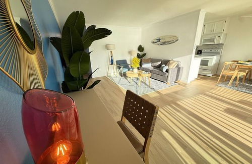 South Redondo Apartamento | Oceanfront Gem - 2BR/BA + Balcony & Free Parking - 335