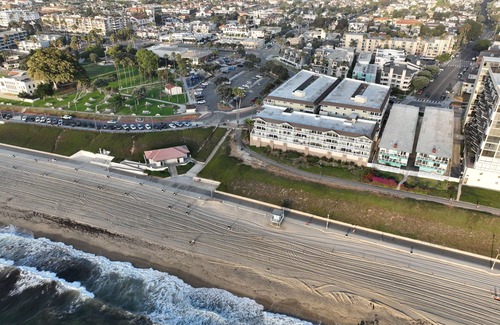 South Redondo Apartamento | Oceanfront Gem - 2BR/BA + Balcony & Free Parking - 335