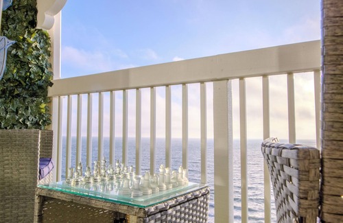 South Redondo Apartamento | Oceanfront Gem - 2BR/BA + Balcony & Free Parking - 335