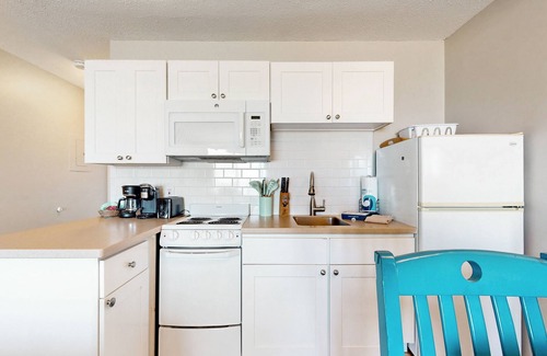 North Truro Apartamento | Oceanfront gem with amazing beach views, AC & WiFi - dogs welcome