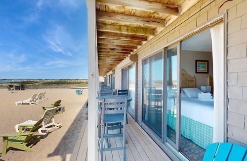 North Truro Apartamento | Oceanfront gem with amazing beach views, AC & WiFi - dogs welcome
