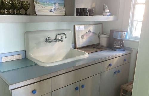 North Carolina Coast Cabaña | Oceanfront historic gem on great block