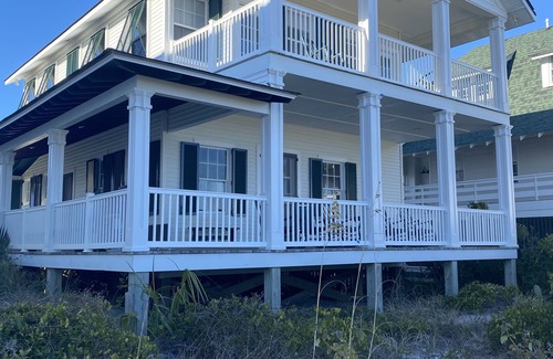 North Carolina Coast Cabaña | Oceanfront historic gem on great block