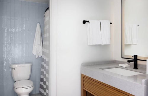 South Yarmouth Hotel | Oceanfront Haven: 2 Queens, Beach Gateway, Red Jacket Resort, Yarmouth