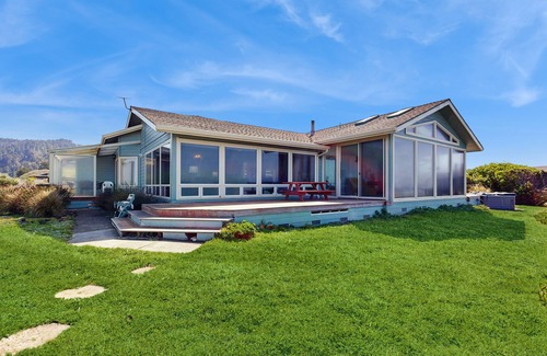 Fort Bragg Casa | Casa frente al mar en los acantilados con bañera de hidromasaje, terraza acristalada y acceso a playa privada.