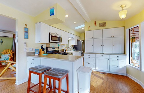 Brookings Cabina | Oceanfront home with private hot tub, walls of glass & spectacular view