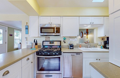 Brookings Cabina | Oceanfront home with private hot tub, walls of glass & spectacular view
